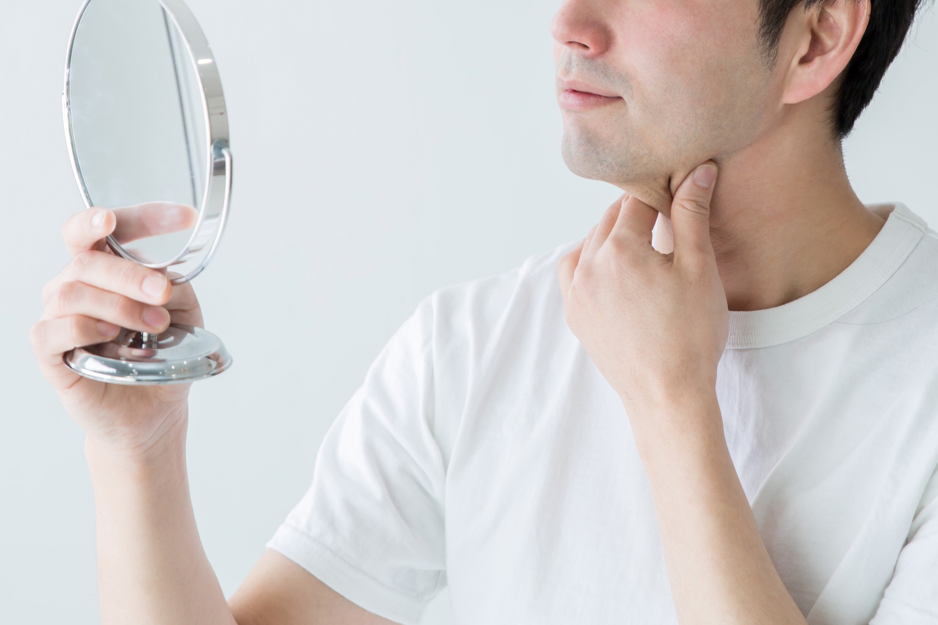 鏡を見る男性