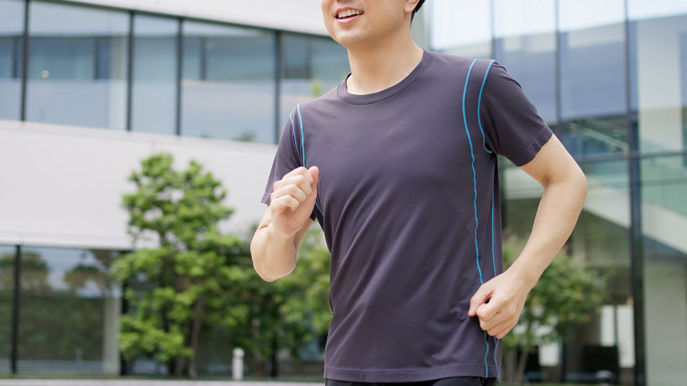 ジョギングする男性