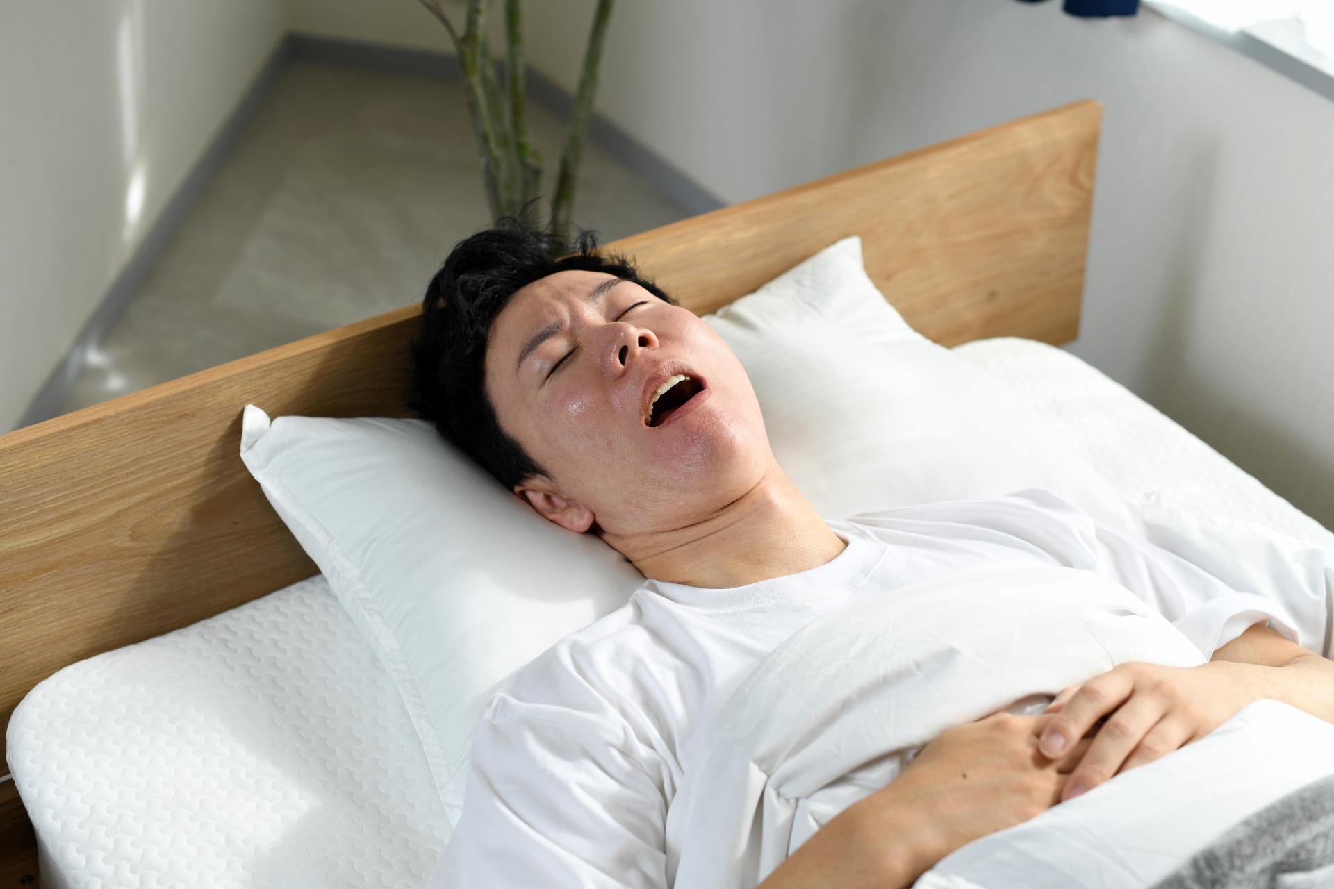 なぜお酒を飲むといびきをかくのか？